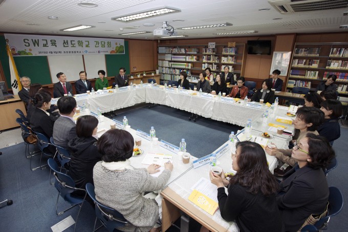 9일 과천문원중학교 학부모 간담회에서 SW가 정규과목이 되면 사교육을 불러 일으키는 것은 아닌지, 교육 시간이 부족한 것은 아닌지 우려하는 목소리가 나왔다. - 미래창조과학부 제공 제공